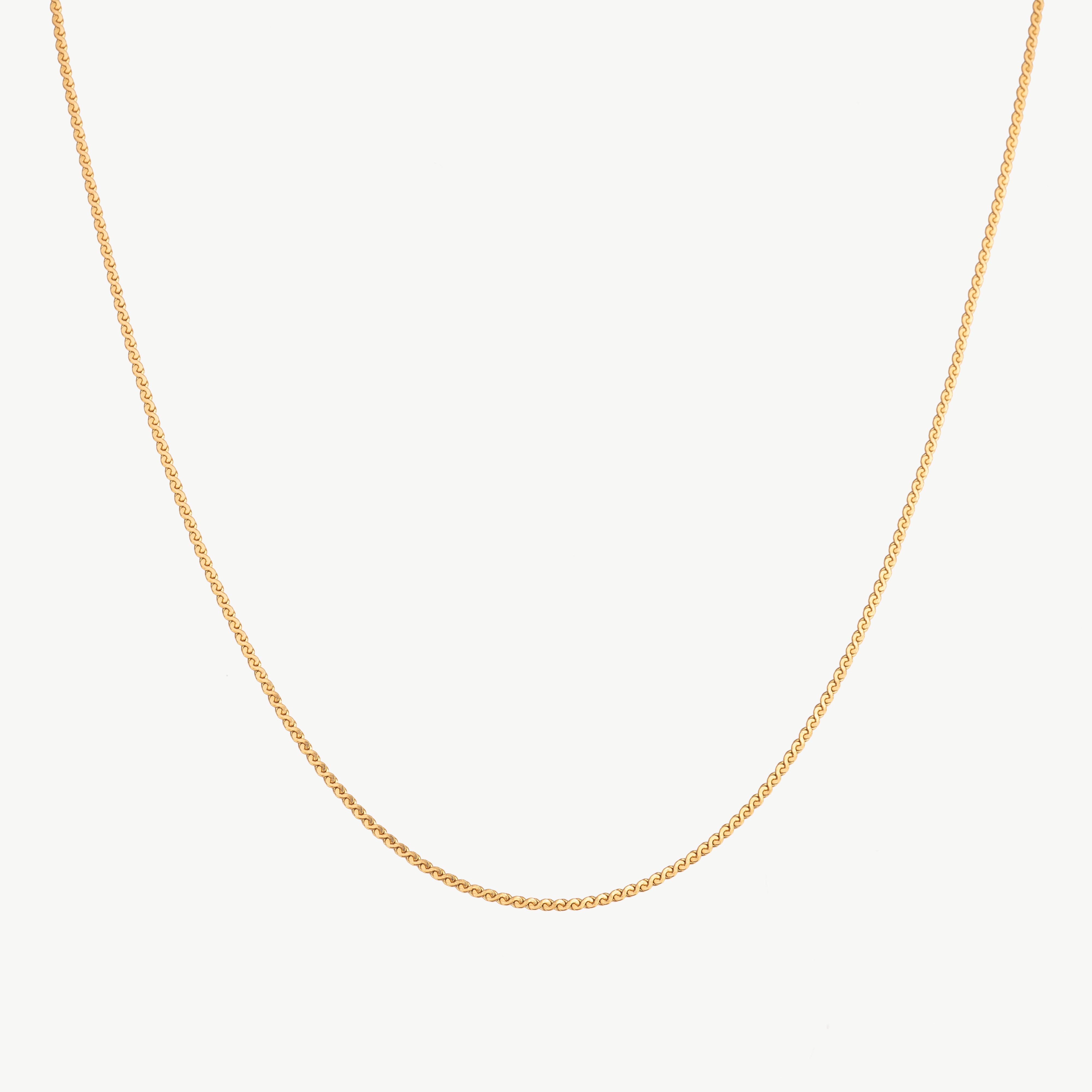 curb chain necklace in gold with flat links, gold curb chain necklace styled as a flat curb chain necklace sitting smoothly along the neckline