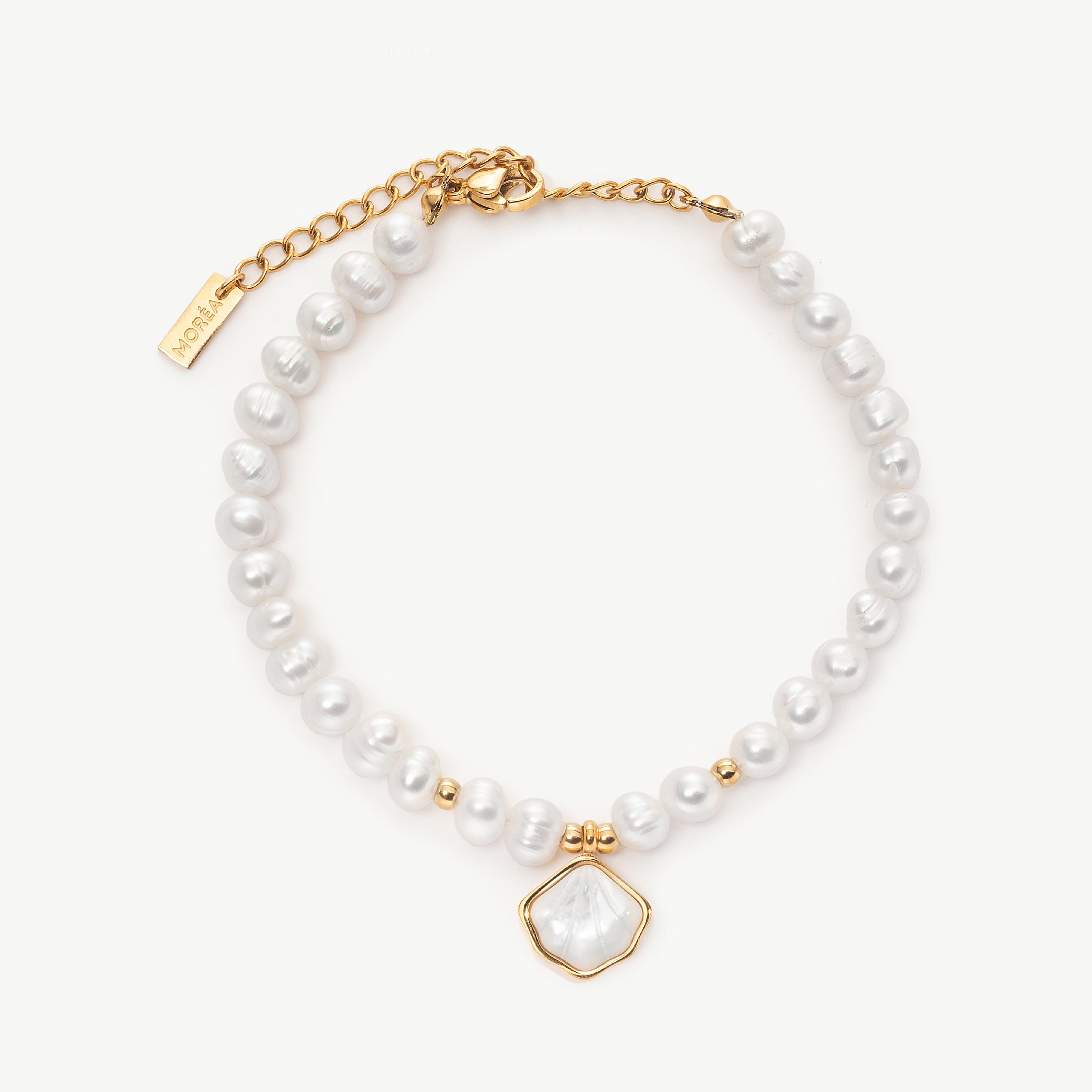 freshwater pearl bracelet with white pearls and gold detail, pearl bracelet freshwater with polished finish and bridal pearl bracelet styling
